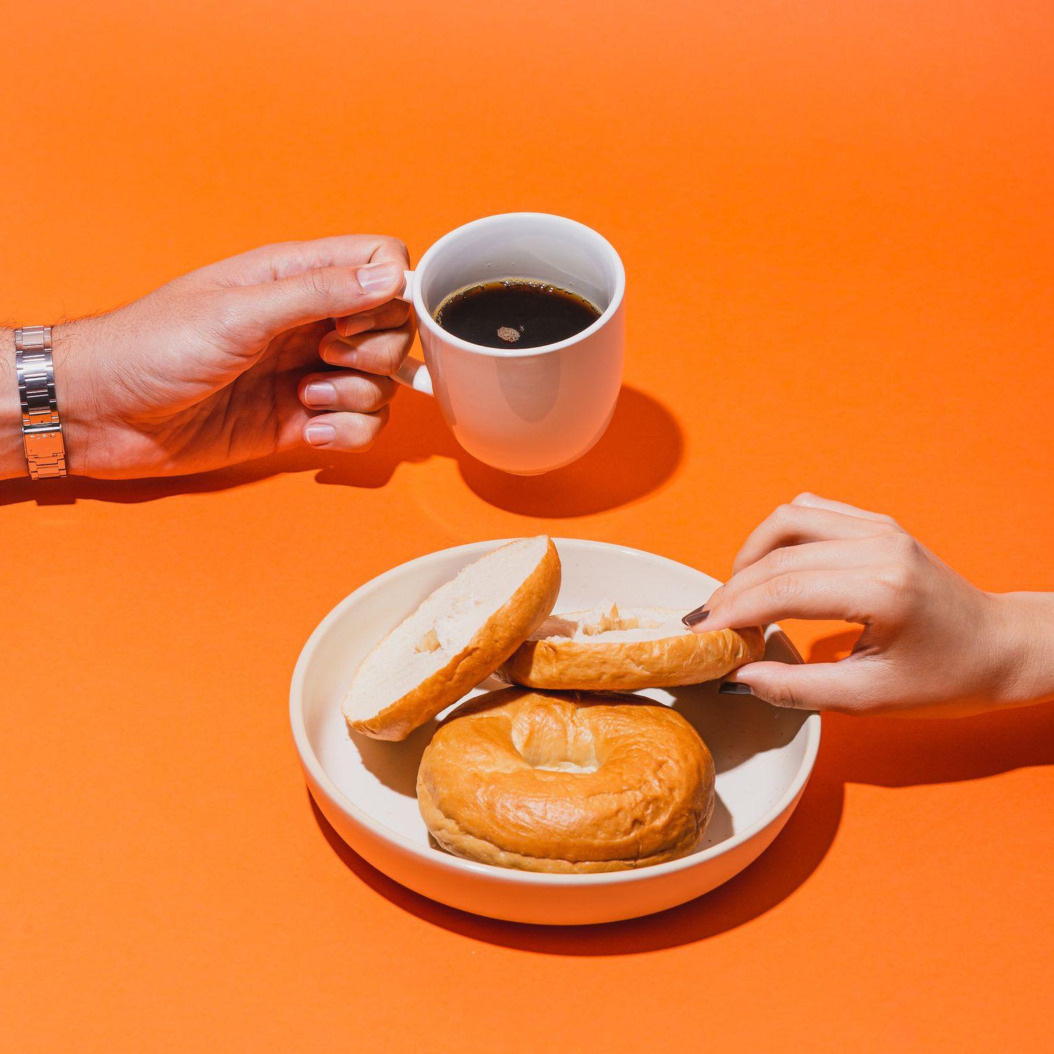 Beskrivning av bild. person holding white ceramic mug with brown liquid